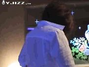 干爹带着高中女生去酒店开房 让干女儿帮自己揉鸡巴 结果免不了被掰屄狠插