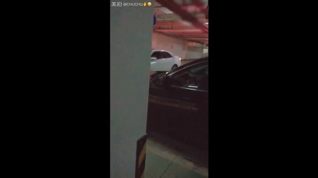美女停车时被色狼歹毒瞄上跟踪到楼梯没人时威胁侵犯,裙子里竟连内裤都没穿