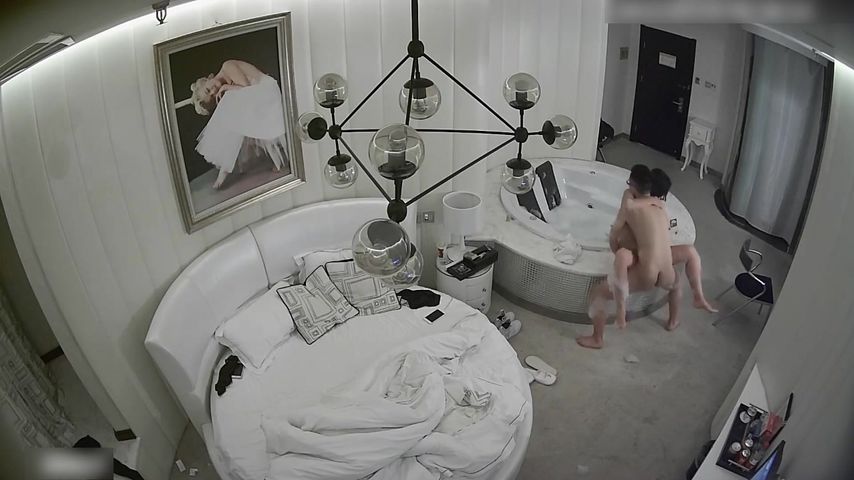 情趣酒店豪华房偷拍非常能干的眼镜男床上干到浴缸站着快速抽插