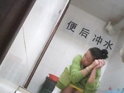 大学女厕所系列眼镜美女抹完还要揉一揉下面