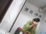 大学女厕所系列眼镜美女抹完还要揉一揉下面