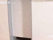 不穿内衣裤爆乳制服妹 被我疯狂抽插