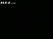 半夜睡不着趴窗偷窥邻居少妇洗澡 身材和肤色都不错就是奶子小了点